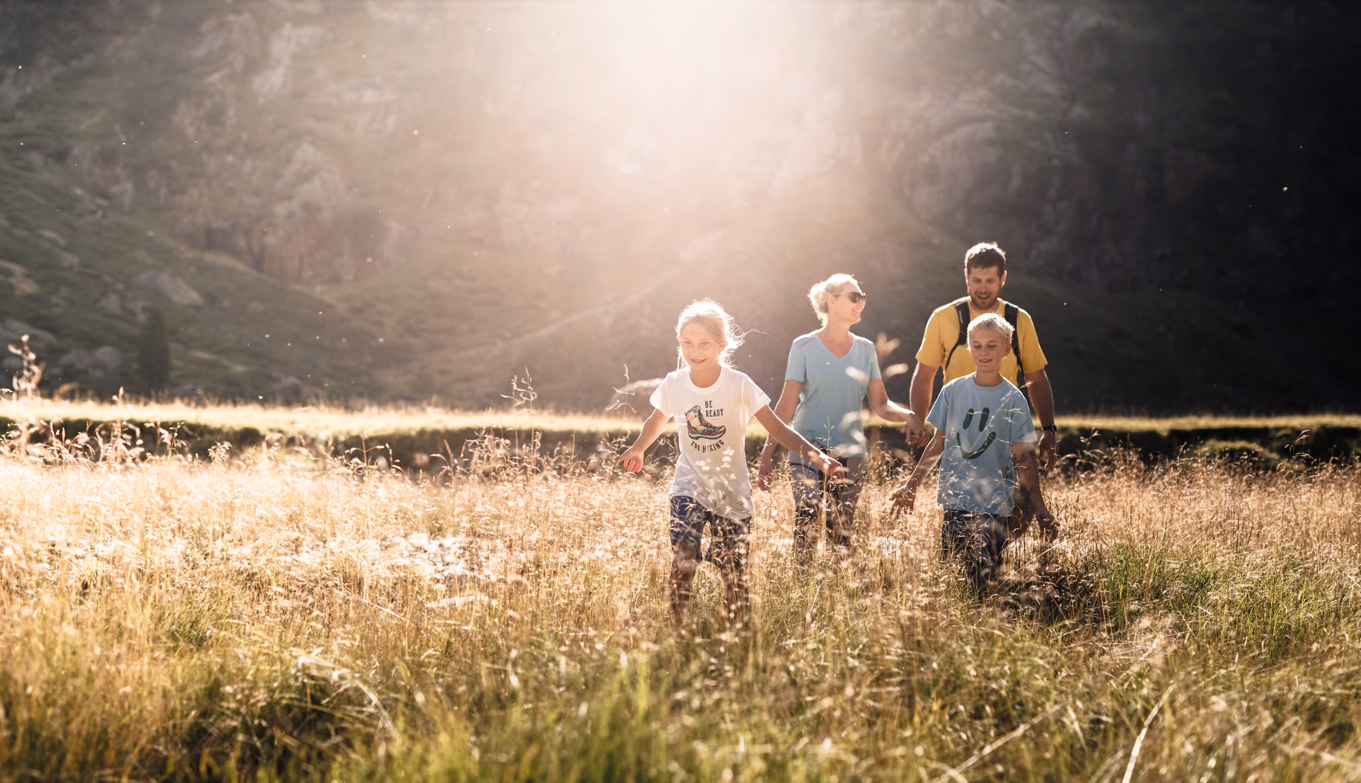 Familie auf Bergwiese